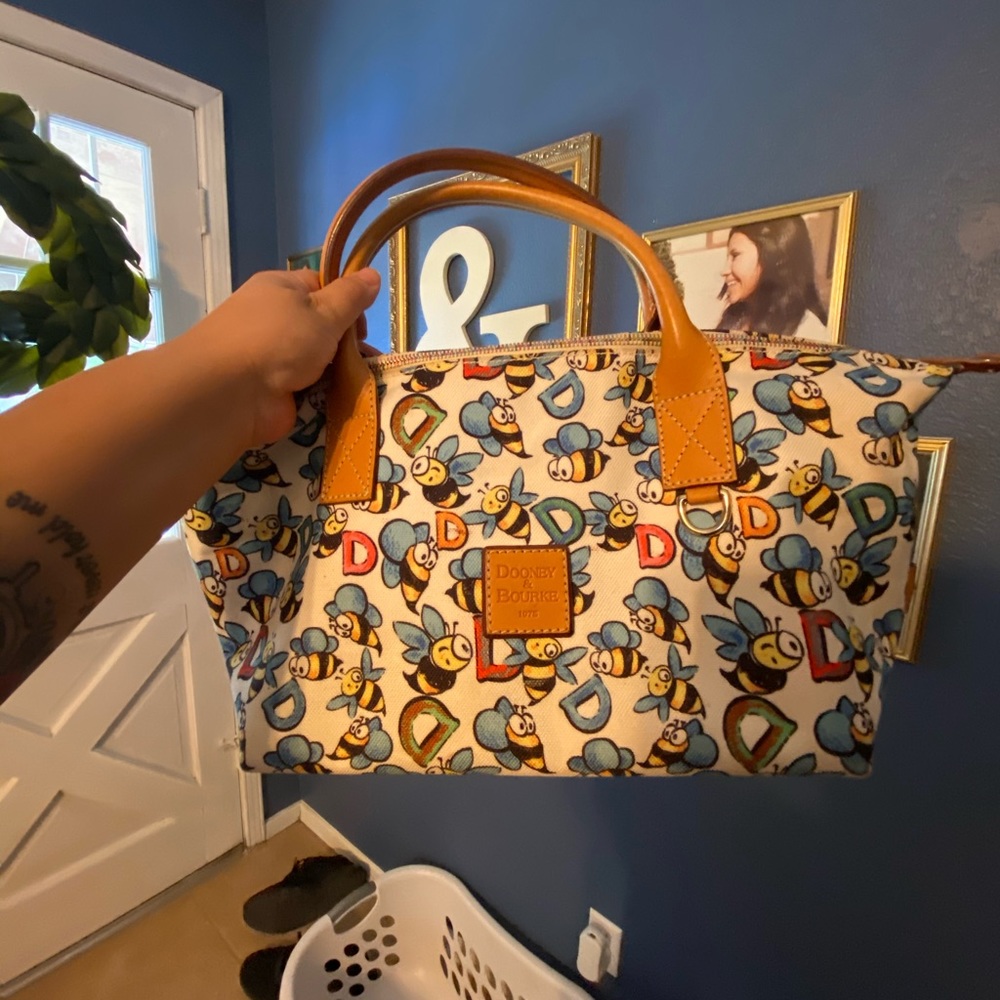🐝Dooney & Bourke BEE bag 🐝